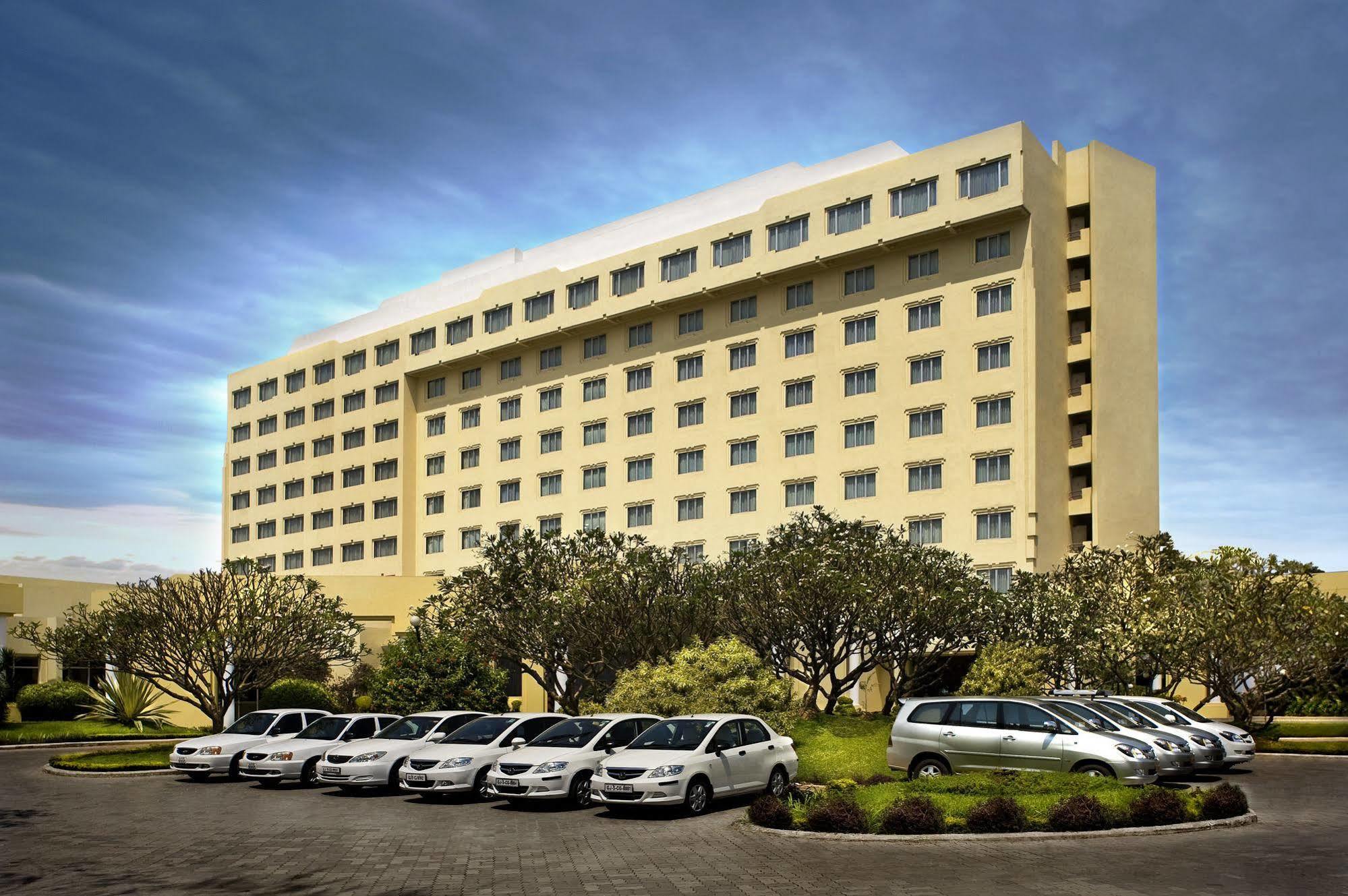 Surat Marriott Hotel Exterior foto